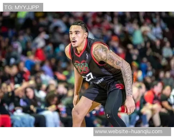 里斯与弟弟换新造型观战猛龙赛场弟弟为猛龙下属球队新星球员